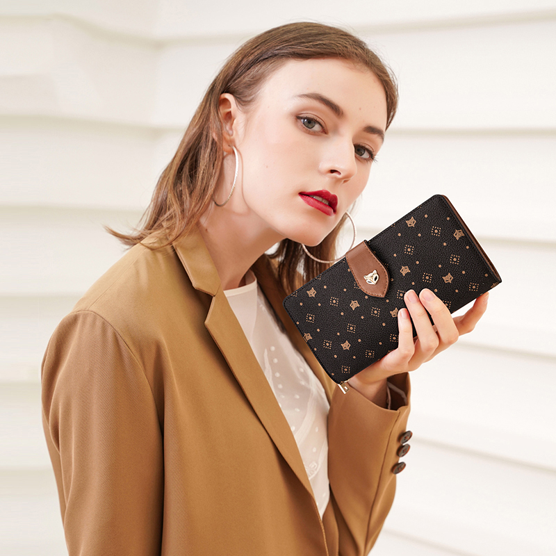 FOXER 女性用長財布 カード&パスポートホルダー スタイ - Monogram Keychain Leather のレビューと価格